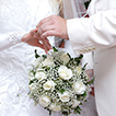 Bröllopsbukett med vita rosor
